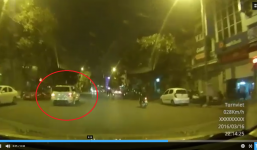 Xe 'điên' vượt đèn đỏ, phóng bạt mạng trên phố đông người tại Hà Nội